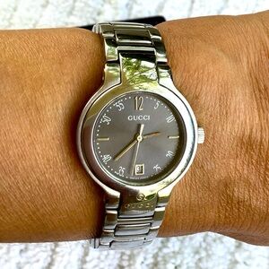Ladies AUTHENTIC GUCCI DRESS watch 🌹🌹